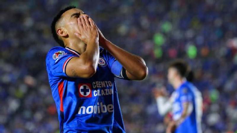 Cruz Azul perdona en casa y Pumas resiste en la ida de la gran final