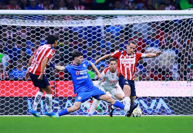 Cruz Azul sobrevive ante Chivas y se juega todo en el Jalisco