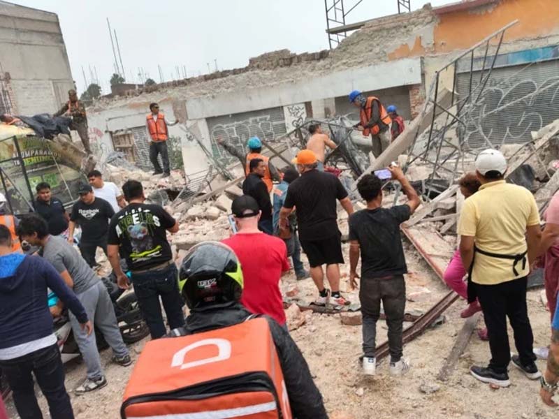 Derrumbe de barda y estructura en CDMX sorprende a peatones y deja varios lesionados