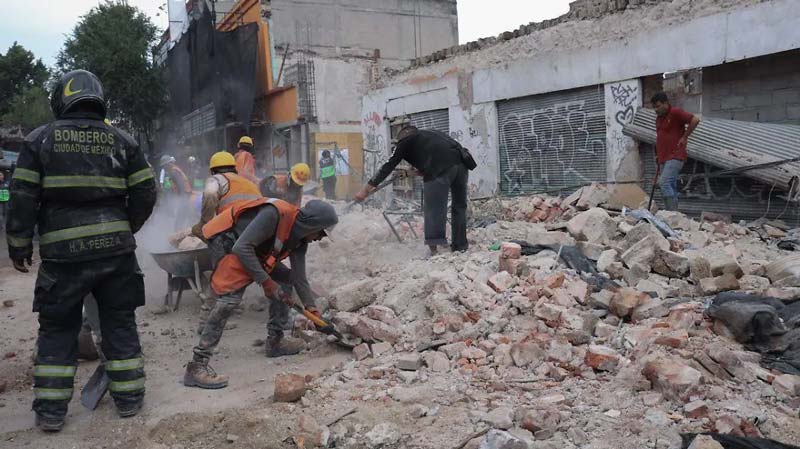 Derrumbe de barda y estructura en CDMX sorprende a peatones y deja varios lesionados