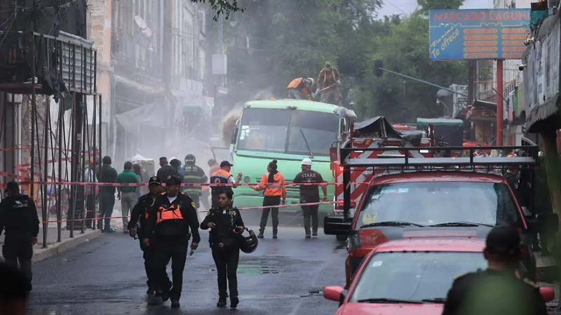 Derrumbe de barda y estructura en CDMX sorprende a peatones y deja varios lesionados