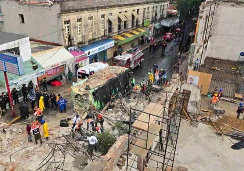 Derrumbe de barda y estructura en CDMX sorprende a peatones y deja varios lesionados