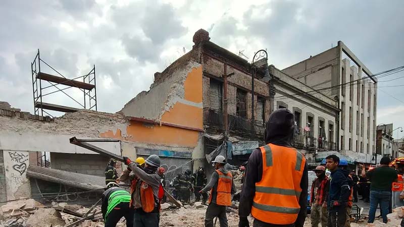 Derrumbe de barda y estructura en CDMX sorprende a peatones y deja varios lesionados