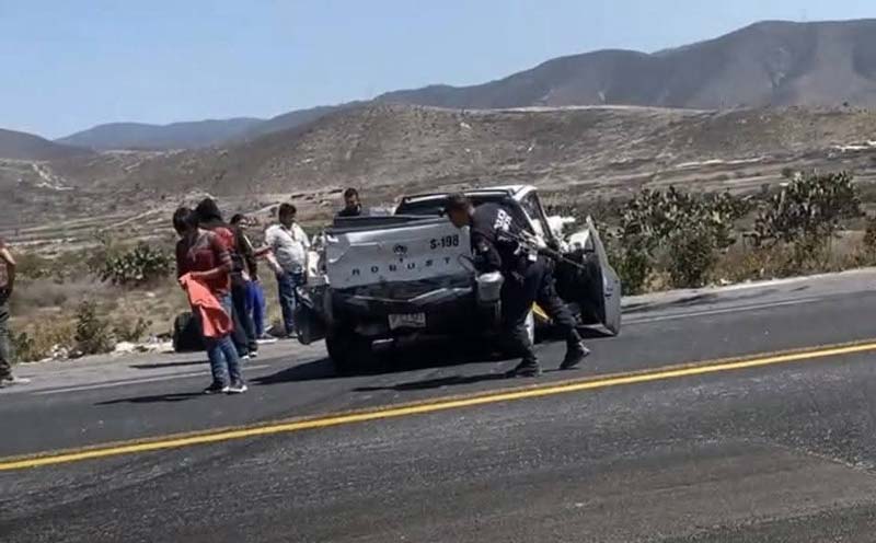 Dos autos chocan tras ser embestidos por camión sin frenos en Cañada Morelos