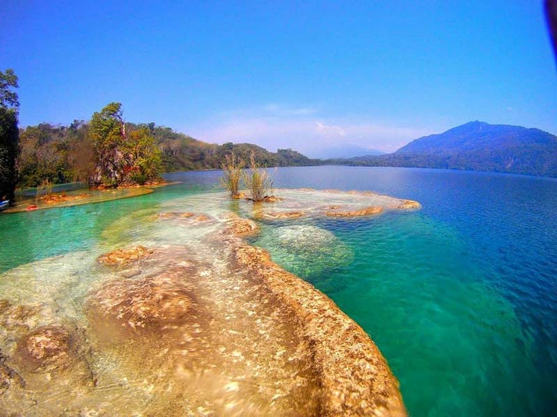 El paraíso secreto de Chiapas: Laguna Miramar, la laguna de aguas cristalinas rodeada de selva