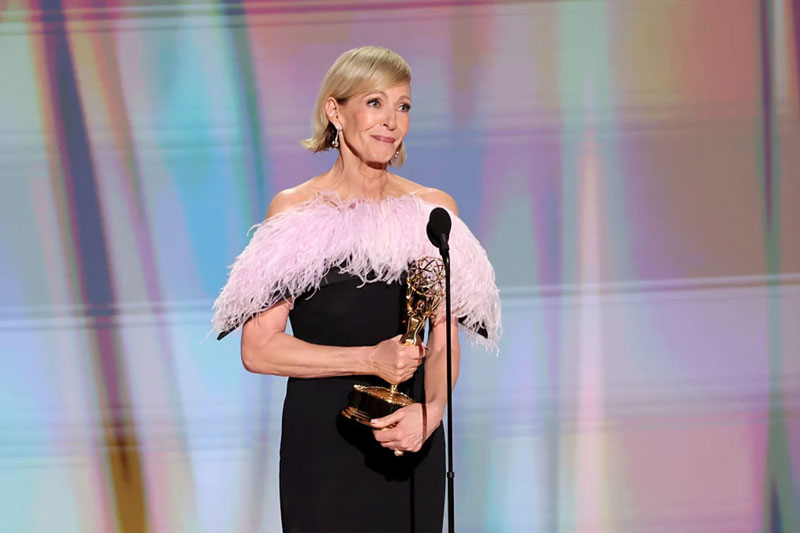 Allison Janney gana el Emmy a mejor actriz de reparto en una serie dramática.