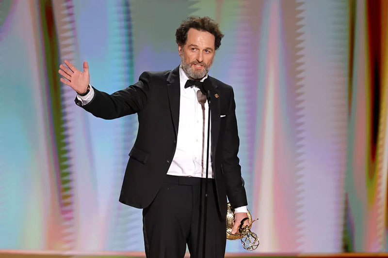 Matthew Rhys acepta el premio Emmy 2026 a mejor actor en una serie de comedia.