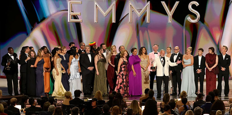 R. Scott Gemmill y el elenco y el equipo aceptan el premio a la mejor serie dramática por "The Pitt" en el escenario durante la 78.ª edición de los premios Primetime Emmy en el Peacock Theater el 14 de septiembre de 2026 en Los Ángeles, California.