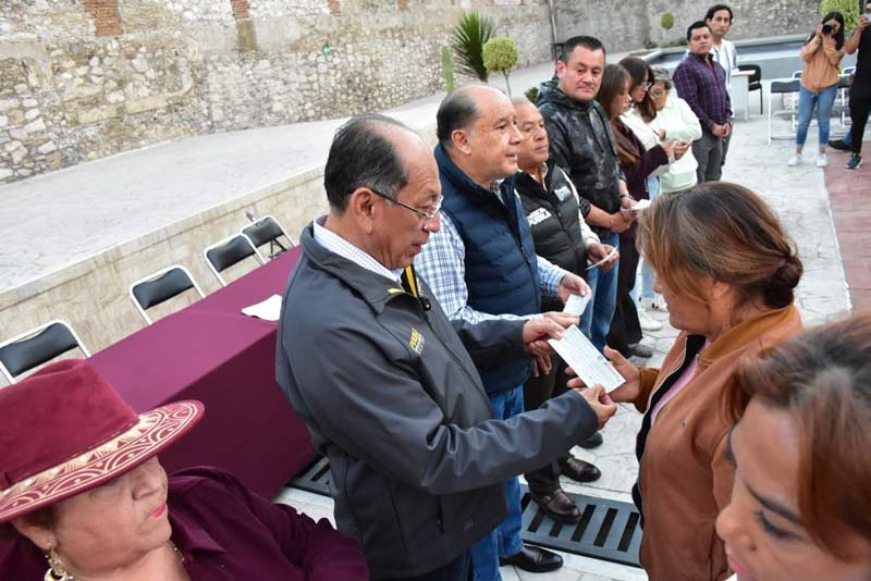 Entrega gobierno de Armenta apoyos a familias afectadas por explosi贸n en Tepeaca