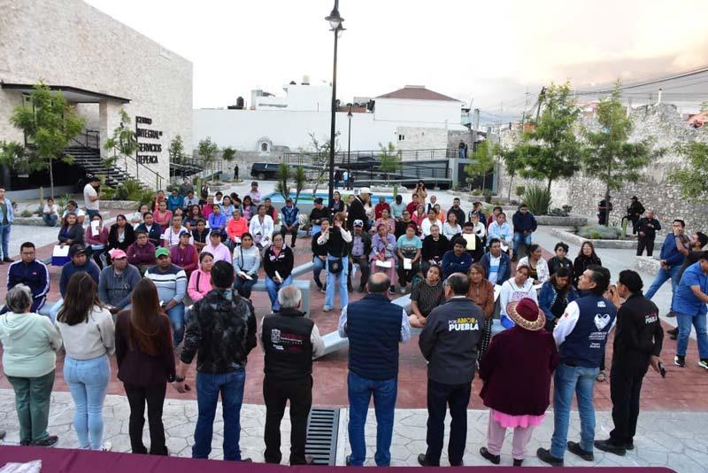 Entrega gobierno de Armenta apoyos a familias afectadas por explosi贸n en Tepeaca
