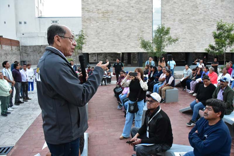 Entrega gobierno de Armenta apoyos a familias afectadas por explosi贸n en Tepeaca
