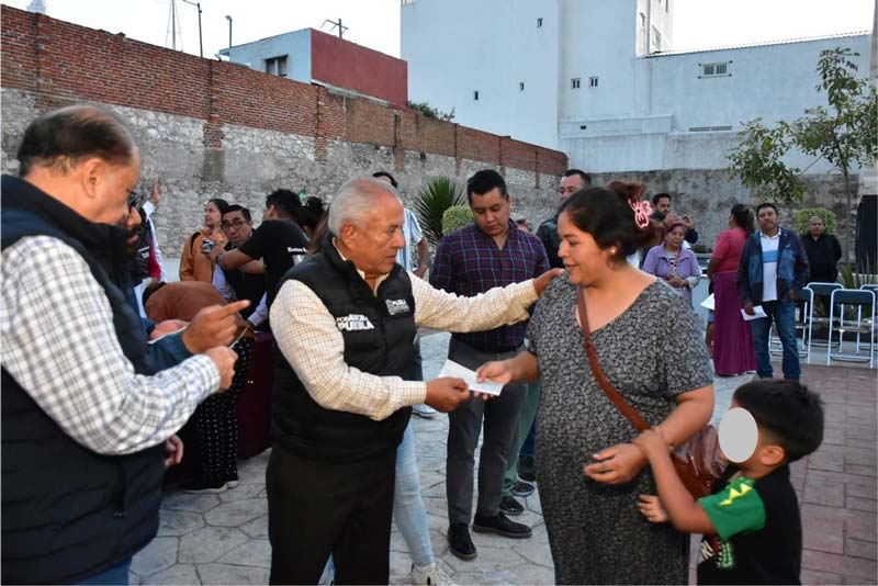 Entrega gobierno de Armenta apoyos a familias afectadas por explosi贸n en Tepeaca