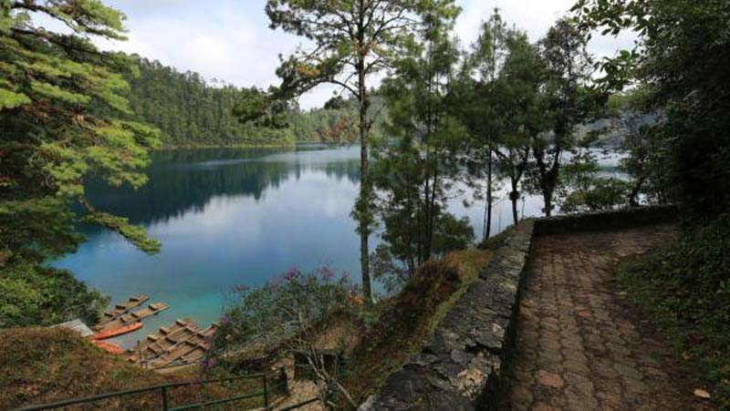 Este es el lugar en Chiapas que parece de otro mundo: Lagos de Montebello y sus aguas de colores