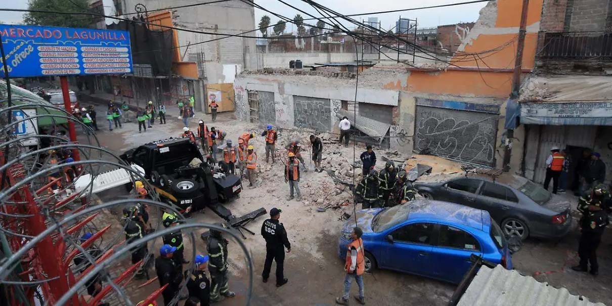 Derrumbe de barda y estructura en CDMX sorprende a peatones y deja varios lesionados