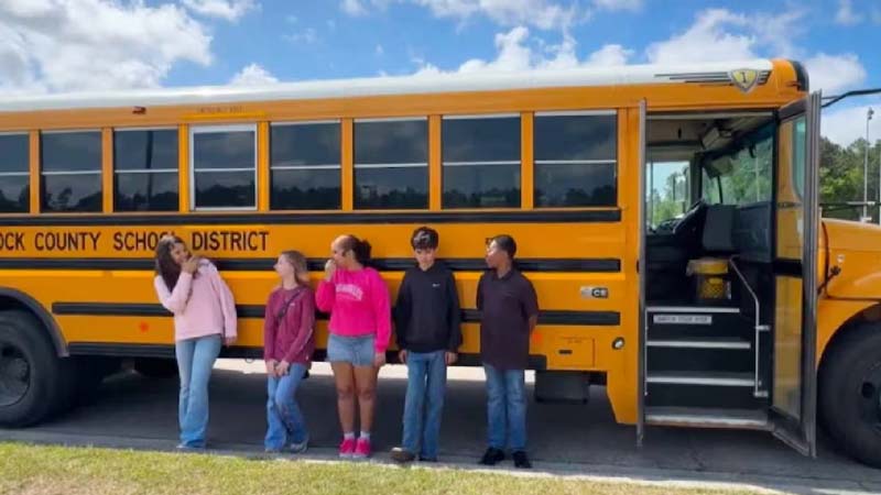 Estudiantes frenan autobús escolar en Mississippi tras desmayo de la conductora y evitan accidente