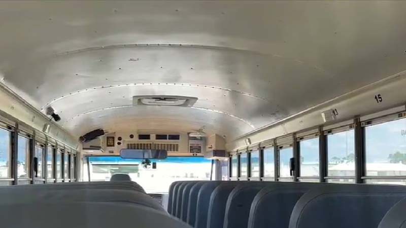 Estudiantes frenan autobús escolar en Mississippi tras desmayo de la conductora y evitan accidente