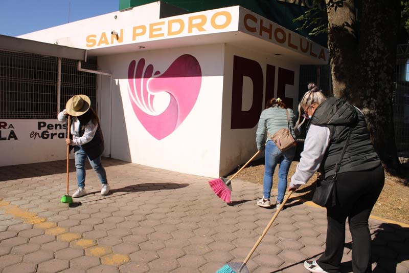 Faena comunitaria transforma espacios públicos en San Pedro Cholula