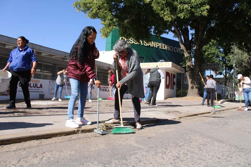 Faena comunitaria transforma espacios públicos en San Pedro Cholula
