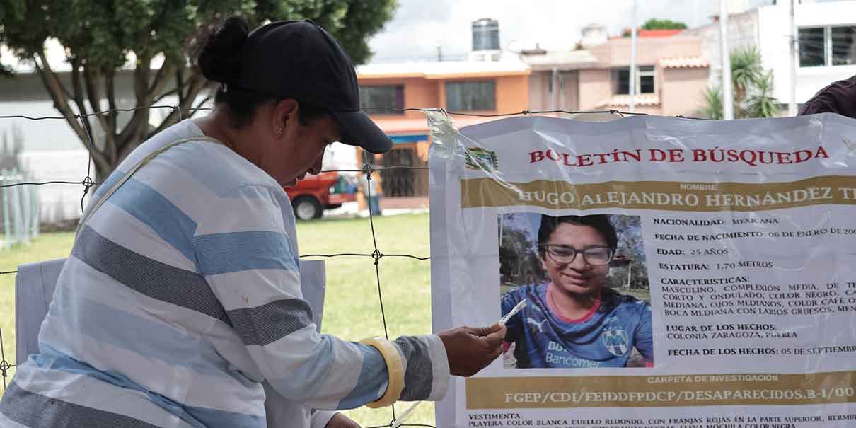 Amigos y familiares colocan lonas
