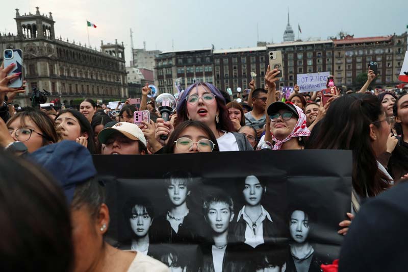 Fans invaden el Zócalo tras reunión de BTS en Palacio Nacional