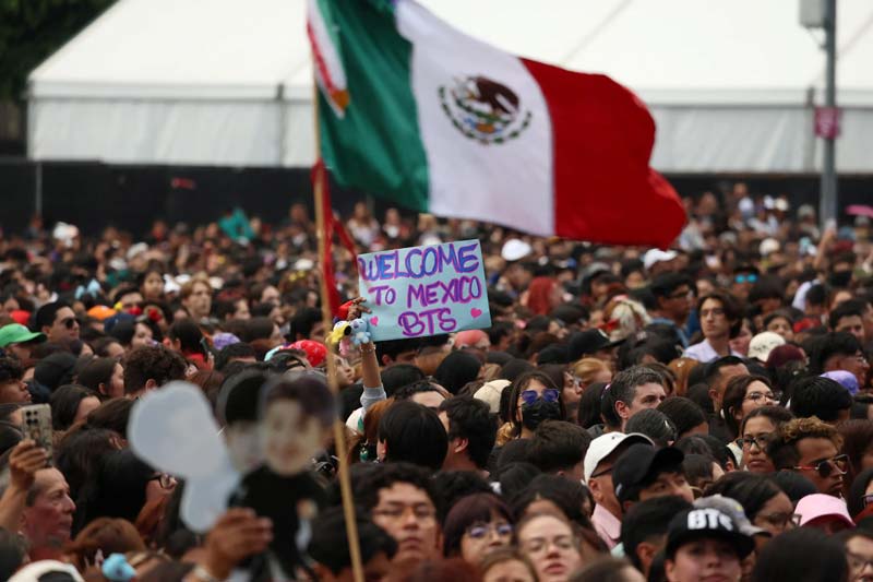 Fans invaden el Zócalo tras reunión de BTS en Palacio Nacional