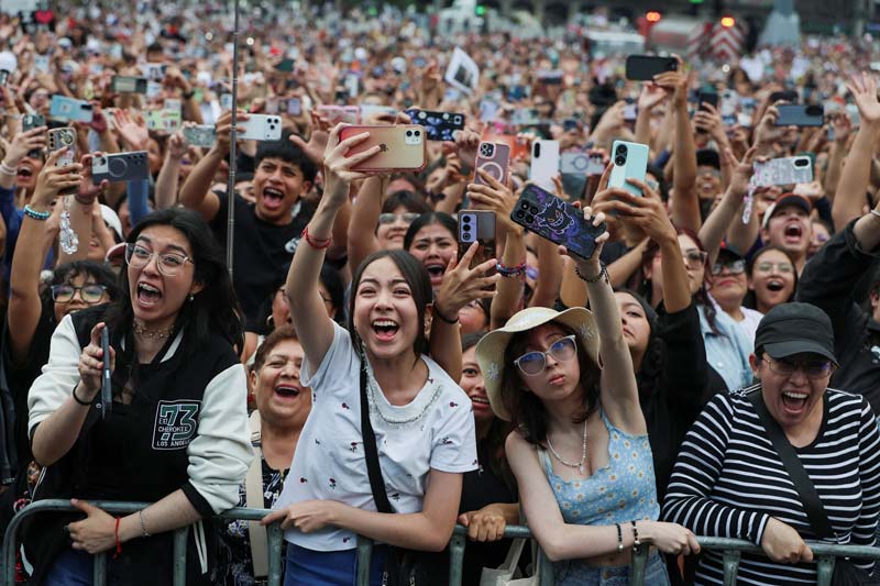 Fans invaden el Zócalo tras reunión de BTS en Palacio Nacional