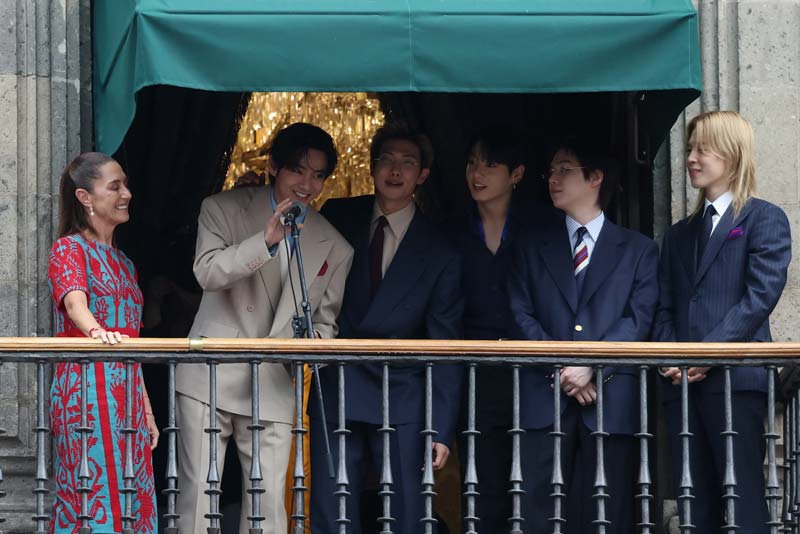 Fans invaden el Zócalo tras reunión de BTS en Palacio Nacional