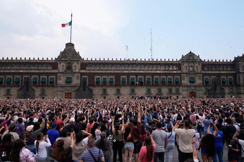 Fans invaden el Zócalo tras reunión de BTS en Palacio Nacional