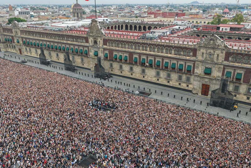 Fans invaden el Zócalo tras reunión de BTS en Palacio Nacional