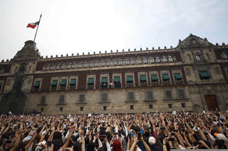 Fans invaden el Zócalo tras reunión de BTS en Palacio Nacional