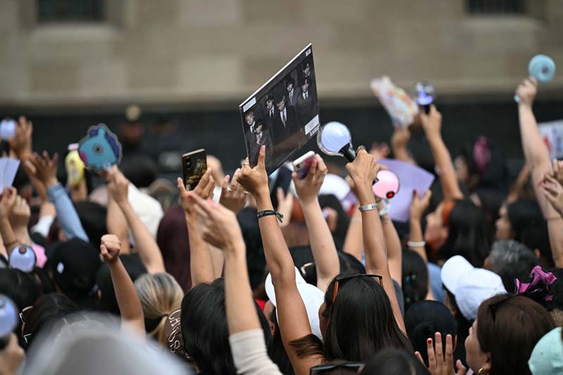 Fans invaden el Zócalo tras reunión de BTS en Palacio Nacional
