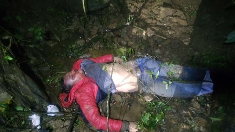 Muere joven tras caer camioneta a barranco en Naupan