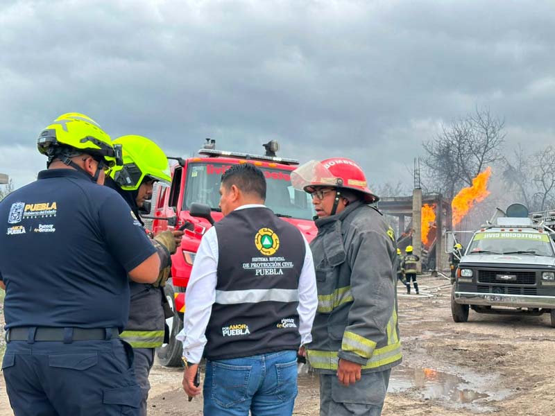 Fuerte EXPLOSIÓN en Tepeaca por pipas de gas LP; desalojan escuela y vecinos