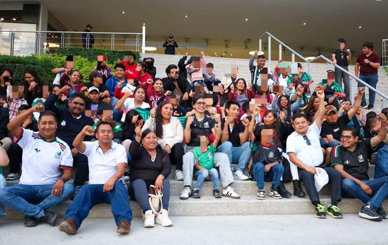 Gaby "La Bonita" Sánchez premia el esfuerzo de la niñez de Azumiatla