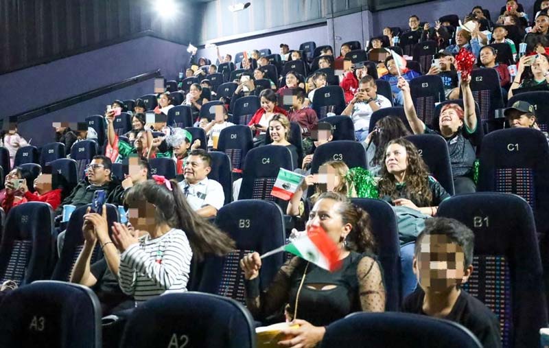 Gaby "La Bonita" Sánchez premia el esfuerzo de la niñez de Azumiatla