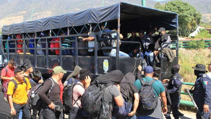 Gritos desde un tráiler alertan a trabajadores: rescatan a 229 migrantes en Xalapa