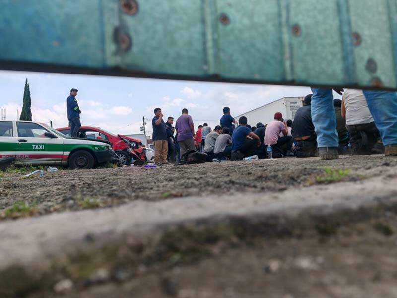 Gritos desde un tráiler alertan a trabajadores: rescatan a 229 migrantes en Xalapa
