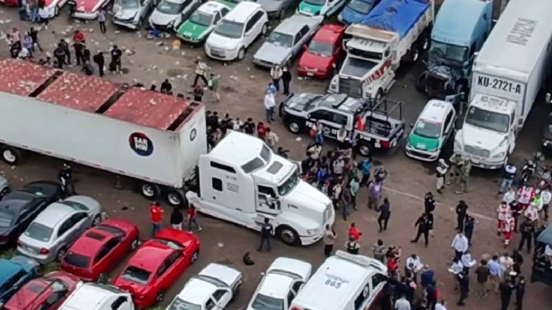 Gritos desde un tráiler alertan a trabajadores: rescatan a 229 migrantes en Xalapa