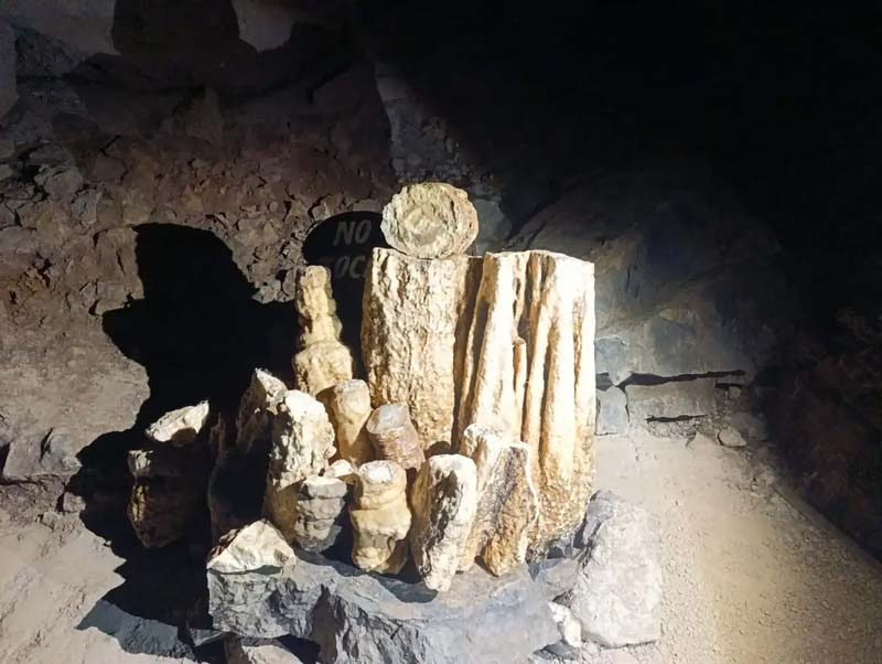 La galería iluminada de las Grutas de Rancho Nuevo permite admirar formaciones minerales con figuras inspiradas en animales, objetos y formas humanas