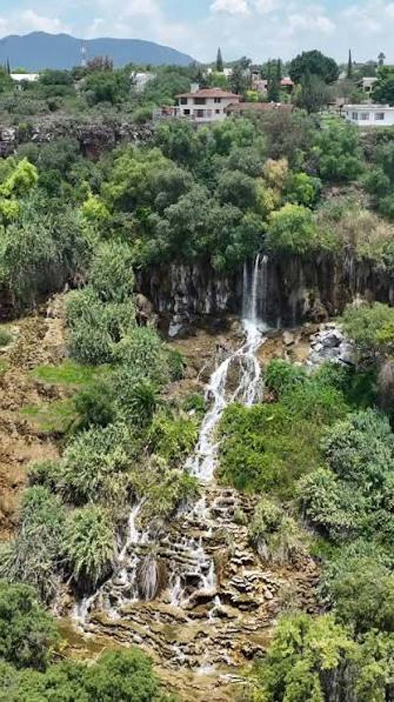 Agua templada brota de la montaña y alimenta grutas, túneles, cascadas y un río turquesa.