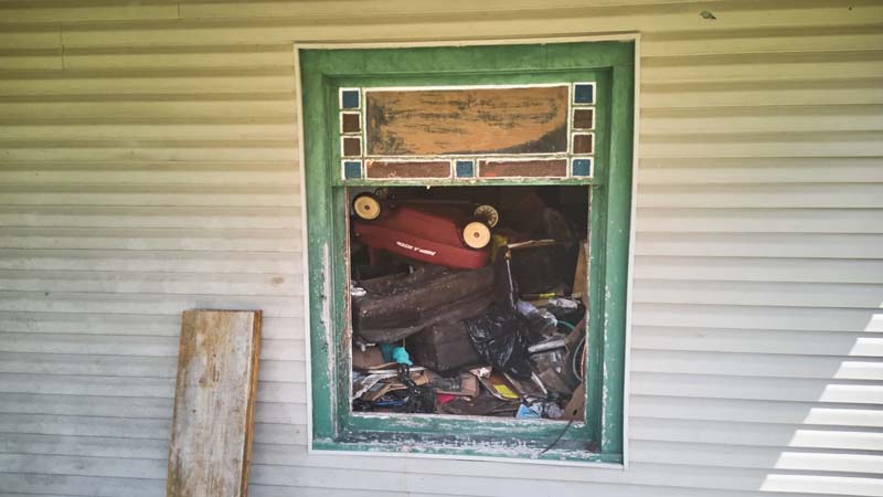 Hallan a 16 niños en una casa de Ohio; vivían entre excrementos y basura