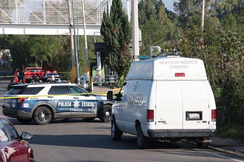 Hallan dos cuerpos dentro de vehículo calcinado en Periférico con mensajes de amenaza