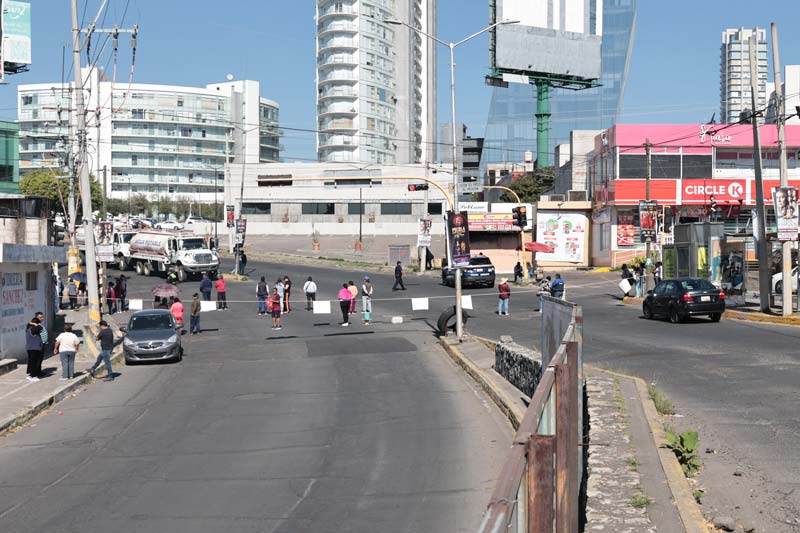 Hartos de no tener agua, vecinos cerraron el Bulevar del Niño Poblano