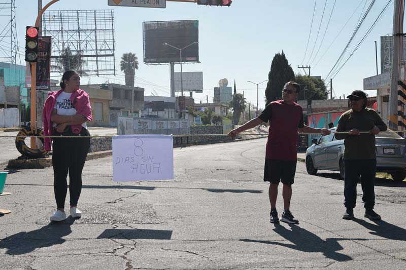 Hartos de no tener agua, vecinos cerraron el Bulevar del Niño Poblano