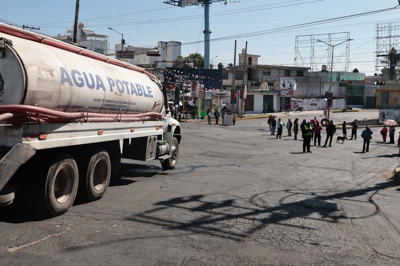 Hartos de no tener agua, vecinos cerraron el Bulevar del Niño Poblano