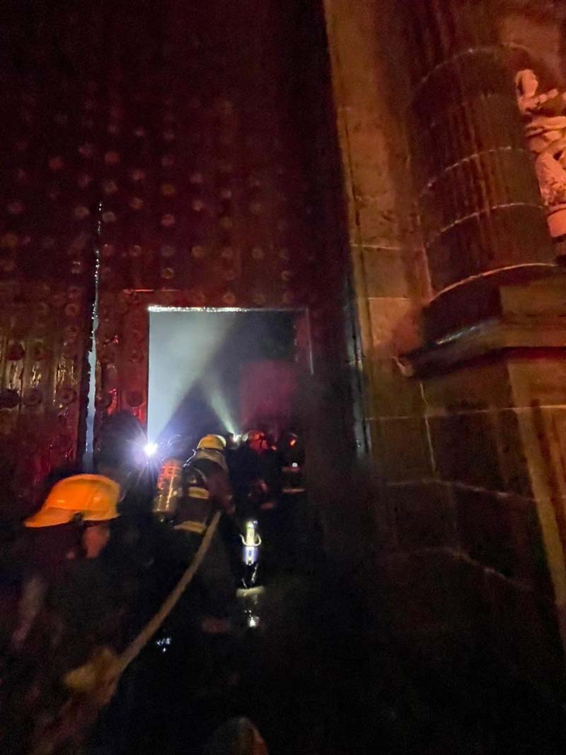 Incendio en la Catedral de Puebla: puerta del recinto histórico arde en la madrugada de este sábado