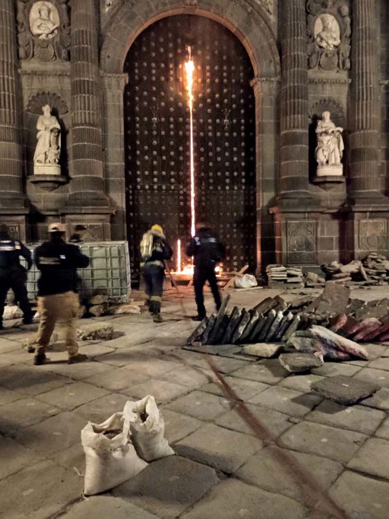 Incendio en la Catedral de Puebla: puerta del recinto histórico arde en la madrugada de este sábado