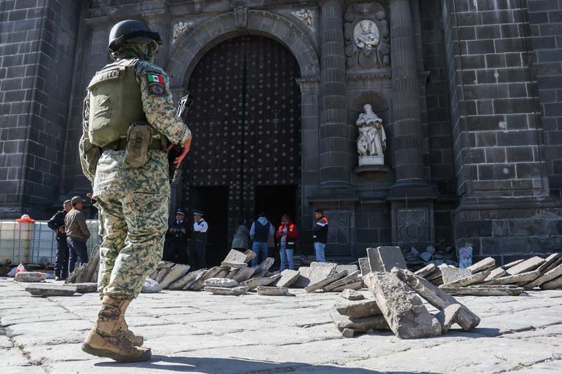 Incendio en la Catedral de Puebla: puerta del recinto histórico arde en la madrugada de este sábado