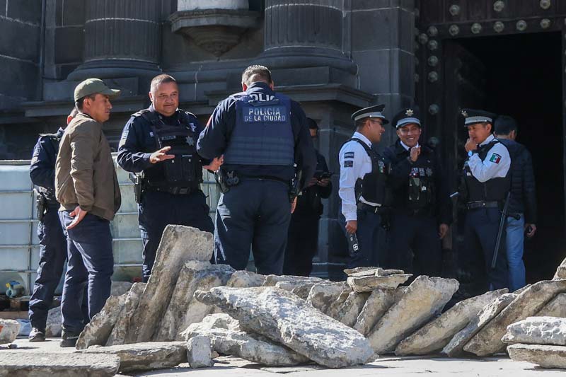 Incendio en la Catedral de Puebla: puerta del recinto histórico arde en la madrugada de este sábado