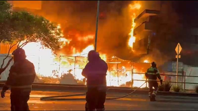 Fuerte incendio frente al Mercado de Sonora provoca evacuaciones y alarma en el Centro de CDMX